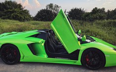 Lamborghini Aventador Roadster màu xanh lá rất lạ xuất hiện tại Sài thành