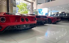 Cặp đôi Ford GT siêu đắt đỏ lần đầu xuất hiện gần nhau, chủ showroom tiết lộ "giá nào cũng bán"