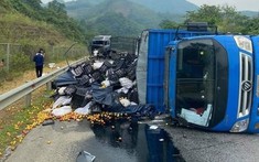 Tai nạn liên hoàn trên cao tốc Nội Bài - Lào Cai giữa 5 ô tô khiến 2 người bị thương