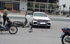Hà Nội: Nam shipper tông xe máy vào Mercedes-Benz GLC 300 Coupe