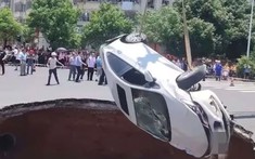 Video: Tài xế thiếu tập trung, lái xe rơi xuống "hố tử thần"