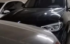Chiếm chỗ đỗ xe cá nhân của nữ đại gia, người lái chiếc BMW bị chắn lối ra suốt hơn 4 tháng