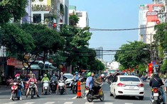 Dừng chờ đèn đỏ ở nơi có bóng râm tránh nắng bị phạt bao nhiêu?