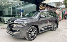 Sắp ra mắt thế hệ mới, chiếc Toyota Land Cruiser 2021 màu "độc" cuối cùng về Việt Nam tìm chủ