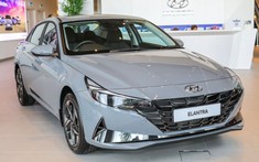 Ngắm Hyundai Elantra 2021 "bằng xương, bằng thịt" tại đại lý, đối thủ lớn của Cerato, Mazda 3