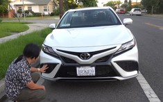 Người Việt đầu tiên "bóc tem" Toyota Camry 2021 ngay khi vừa ra khỏi đại lý: Thể thao, hiện đại hơn