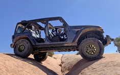 Jeep Wrangler Xtreme Recon Package trình làng với gầm cao 327 mm và khả năng lội nước 853 mm
