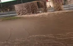 Video: Mưa lớn biến khúc đường đua nổi tiếng "thành sông"