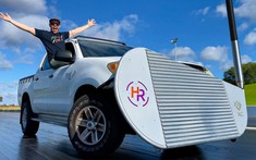 YouTuber biến hóa chiếc Toyota Hilux thành "xe gậy gôn" đầu tiên trên thế giới
