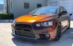 Chiếc Mitsubishi Lancer Evo này có lớp sơn "cam chuyển đen" cực ảo diệu