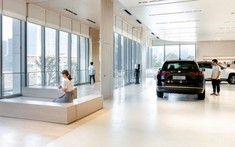 Sản xuất bị ngưng trệ vì thiếu chip bán dẫn, các showroom ô tô hết cả xe trưng bày