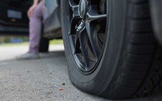 Cách xử lý khi xe bị thủng lốp và không có sẵn lốp dự phòng
