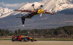 Theo dõi cuộc đua có một không hai giữa xe đua F1 và máy bay ở tư thế lộn ngược