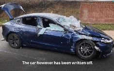 Tesla Model 3 bị nghiền nát bởi chồng bê tông rơi từ xe tải đi ngược chiều, chủ xe vẫn bình yên vô sự