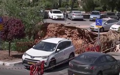 Video: "Hố tử thần" bất ngờ xuất hiện, nuốt chửng nhiều ô tô tại một bãi đỗ xe bệnh viện