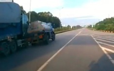 Video: Tránh ô tô khách dừng đón khách, xe bồn va chạm với xe đầu kéo trên cao tốc Hà Nội - Bắc Giang