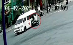 Video: Va chạm với xe cấp cứu tại ngã tư của Bình Dương, 2 thanh niên đi Suzuki Satria F150 nhập viện