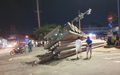 Video: Xe đầu kéo chở cột điện lật ngang, đè tử vong thanh niên đi xe máy vượt đèn đỏ tại Bình Dương