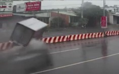 Video: Ô tô tải trượt dài trên dải phân cách rồi lao sang làn đường ngược chiều tại Bình Phước