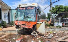 Video: Ô tô tải gây tai nạn liên hoàn khiến xe khách lao vào nhà dân ở Đắk Lắk, ít nhất 2 người tử vong