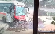 Video: Xe khách lao vào nhà dân trong vụ tai nạn liên hoàn ở Đắk Lắk, bé gái đang ngồi chơi trước cửa nhà thoát nạn