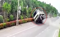 Video: Xe ben ôm cua với tốc độ cao, lật ngửa vào bồn cây tại Đồng Nai