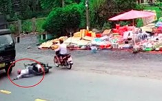 Video: Ô tô tải vượt ẩu, cán tử vong người đi xe máy tại Đồng Nai
