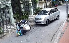 Video: Toyota Innova đi từ ngõ ra, tông ngã nữ công nhân môi trường đang đẩy xe thu gom rác