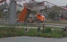 Video: Tài xế quên hạ thùng sau, xe ben tông sập cầu vượt đi bộ
