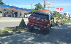 Video: Xe bán tải Ford Ranger lạng lách rồi tông vào cột đèn trên dải phân cách tại Nghệ An