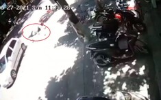 Video: Bất ngờ ngã ra đường, người phụ nữ đi xe máy bị ô tô tông tử vong tại Ninh Bình