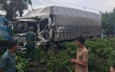 Video: Phóng nhanh, vượt ẩu trong cơn mưa lớn, ô tô tải gây tai nạn tại Phú Thọ