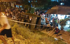 Quảng Nam: Xe tải quân đội lật xuống vệ đường, 2 người tử vong