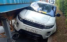 Va chạm với xe container, SUV hạng sang Range Rover Evoque bẹp dúm