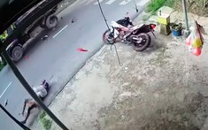 Video: Tông vào ô tô tải đi từ đường nhánh ra, thanh niên đi Yamaha Exciter 155 bị hất văng tại Sóc Trăng