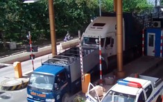 Video: Xe đầu kéo tông xe CSGT, vượt trạm thu phí, gây náo loạn trên quãng đường 50 km tại Sóc Trăng