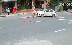Video: Người phụ nữ đi xe đạp sang đường bị ô tô Hyundai Grand i10 tông ngã tại Thái Bình