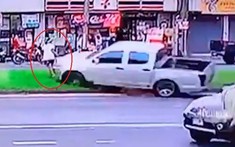 Video: 2 ô tô nối đuôi nhau lao lên dải phân cách, người phụ nữ suýt mất mạng