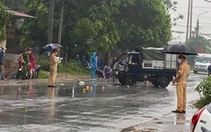 Video: Va chạm trực diện với xe tải, người đi xe máy mắc vào kính lái ô tô, tử vong tại chỗ