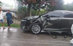 Video quay khoảnh khắc SUV hạng sang Lexus RX đối đầu ô tô khách tại Thái Nguyên
