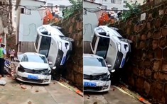 Video: Nữ tài xế lái xe SUV tông trúng ô tô đang đỗ, cả hai xe rơi xuống ngõ từ độ cao 6 m