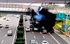Video: Xe ben lật trên cầu vượt, đổ nhựa đường xuống hàng loạt ô tô con bên dưới