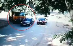 Video: Va chạm với xe ben, ô tô con lao lên vỉa hè, suýt tông trúng bà chủ hàng thịt tại Yên Bái