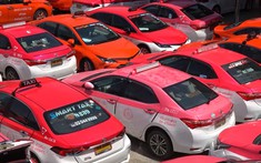 Video: Hàng nghìn chiếc xe taxi "nằm đắp chiếu" vì ảnh hưởng của đại dịch Covid-19