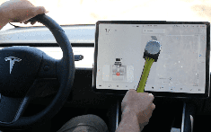 Chuyện gì sẽ xảy ra nếu bạn đập vỡ màn hình Tesla Model 3 khi lái xe?