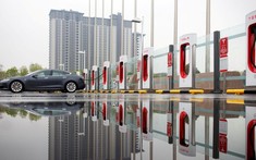 Doanh số xe điện Tesla lao dốc, giảm một nửa sau "xích mích" với khách hàng và chính phủ Trung Quốc