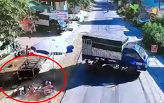 Video: Xe máy tông vào ô tô tải đang lùi ra đường ở Lạng Sơn khiến 2 người bị thương nặng