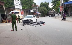 Video quay khoảnh khắc người đàn ông chạy xe máy ôm cua lấn làn, tông trực diện vào ô tô ở Hải Phòng