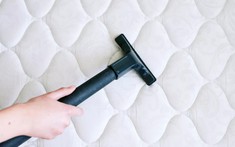 Hướng dẫn 4 bước tự vệ sinh nệm tại nhà