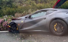 Siêu xe Ferrari 812 Superfast vỡ đầu sau tai nạn trên đường